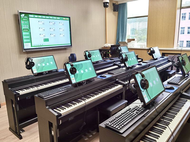 鑫三芙AI智慧音乐教室,中小学智慧钢琴集体课教学现场.jpg
